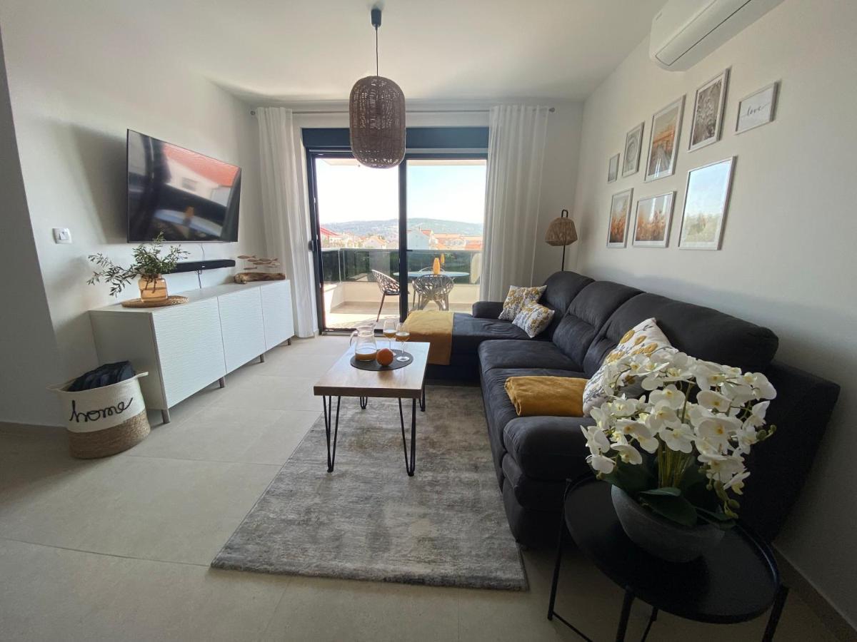 Apartment Agnes With 63 M2 Rooftop Terrace, Grill And Pool Okrug Gornji Zewnętrze zdjęcie
