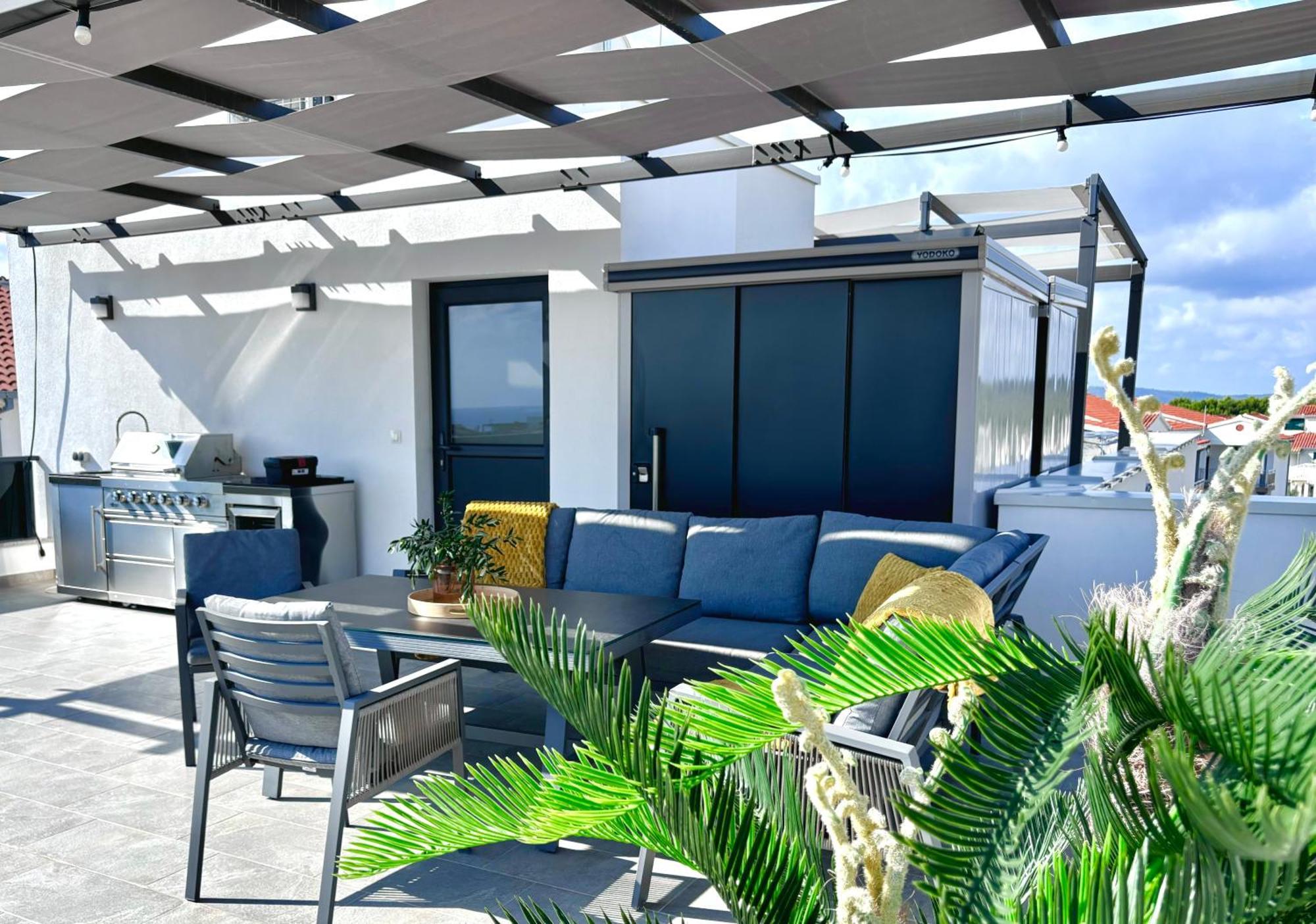 Apartment Agnes With 63 M2 Rooftop Terrace, Grill And Pool Okrug Gornji Zewnętrze zdjęcie